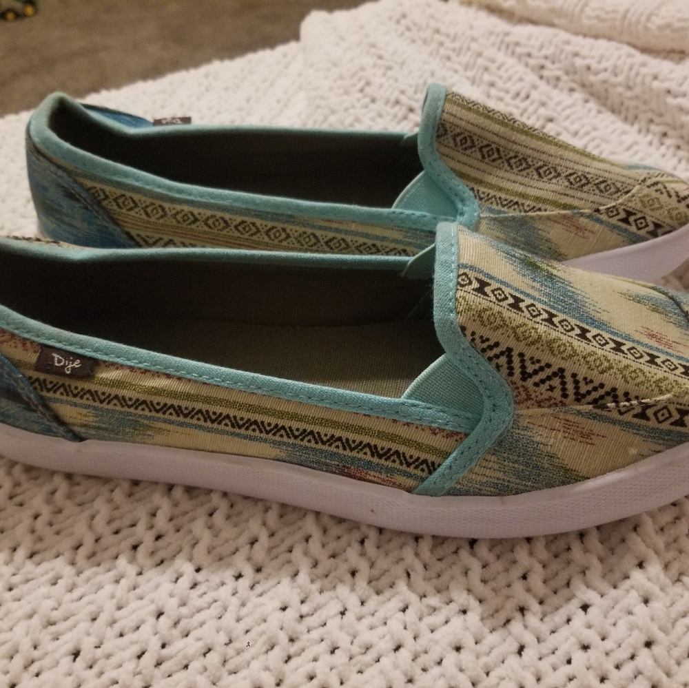 Canvas shoes